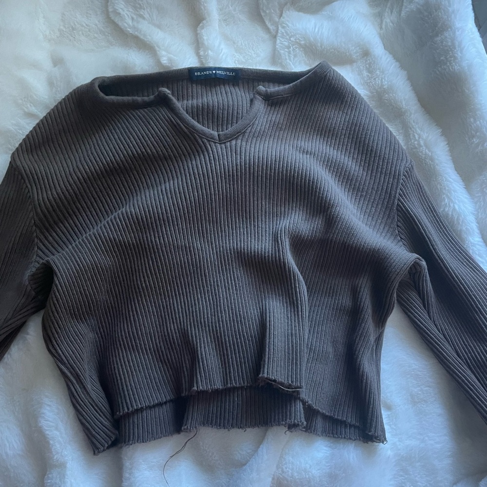 brandy melville cropped v neck sweater shirt